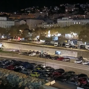 Auf der Fähre in Bastia mit Blick auf den Place Saint Nicolas und die vielen Leihwagen im Vordergrund, die wieder aufs Festland gebracht werden