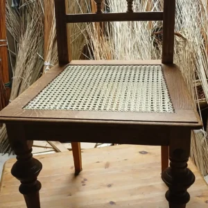 Stuhlgeflecht aus Cotton-Flechtband Geflochtene Sitzfläche eines Stuhl aus Cotton-Flechtband