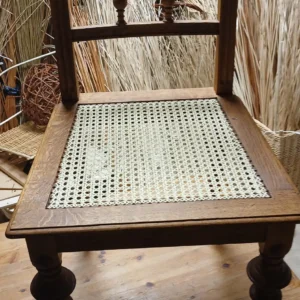 Stuhlgeflecht aus Cotton-Flechtband Geflochtene Sitzfläche eines Stuhl aus Cotton-Flechtband
