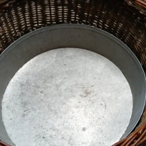 Runder Korb mit Griffe und Metalleinsatz für den Transport von Holzscheite