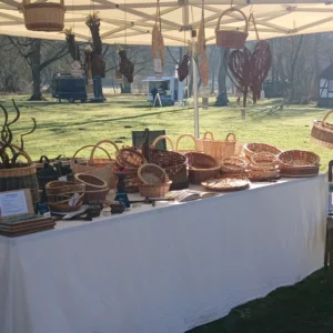 Marktstand im Kurpark Bad Salzhausen mit meinen Korbwaren. Im Hintergrund die Trinkkurhalle am 2. März 2025