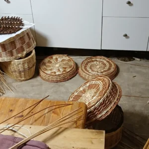 Werkstattbild, Weiden und geflochtene Körbe