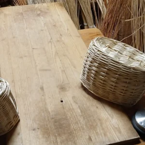 Weiden und Weidenkörbe für die beginnende Marktsaison