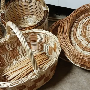 Weiden und Weidenkörbe für die beginnende Marktsaison