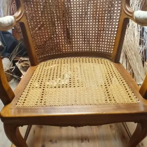 Geflochtene Sitzfläche eines Armlehnenstuhls