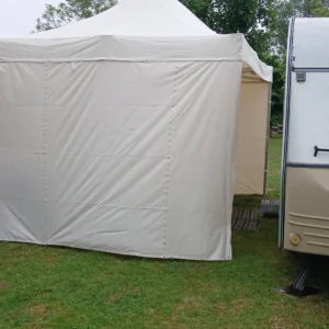Links unser VW Bus, in der Mitte das Marktzelt umfunktioniert als Vorzelt und rechts daneben der Wohnwaren auf dem Campingplatz in Charmes