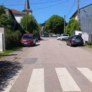 Hauptstraße in Bouxurulles (F) ohne Personen und am Straßenrand abgestellte Fahrzeuge