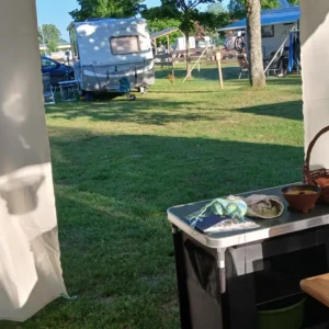 Kurztrip zum Campingpülatz in Charmes (F). Fertig eingerichtet mit Wohnwagen, Marktzelt und bereit für den KOrbmarkt in Bouxurulles