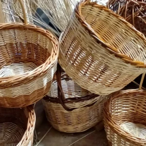 Ein Stapel kleiner Henkelkörbe, bei denen noch der Henkel umflochten werden muss