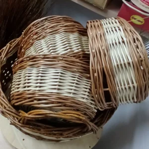 Stapelweise Brotkörbe Brotkörbchen aus braunen und weißen Weiden