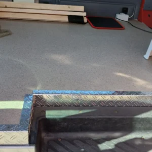 Neuer Boden und Kantenschutz Seitentür Fußboden und Kantenschutz aus Aluminium an der Seitentür