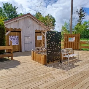 Sanitärhaus 2 renoviert mit Holzterrasse und Sitzgelegenheiten