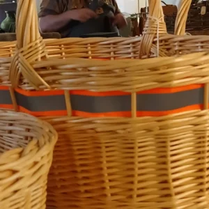 Blick durch einen Korbhenkel zum Nachbarstand