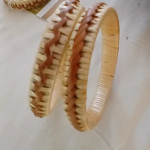 Armreifen aus selbst hergestellten Weidenschienen