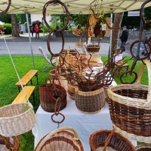 Bauernmarkt Juni 2026 Marktstand zwischen zwei Bäume auf Wiese mit Korbwaren