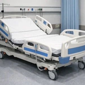 Ein modernes, unbesetztes Krankenhausbett mit weißem Laken und blauen Seitenteilen in einem hellen, medizinischen Behandlungsraum.