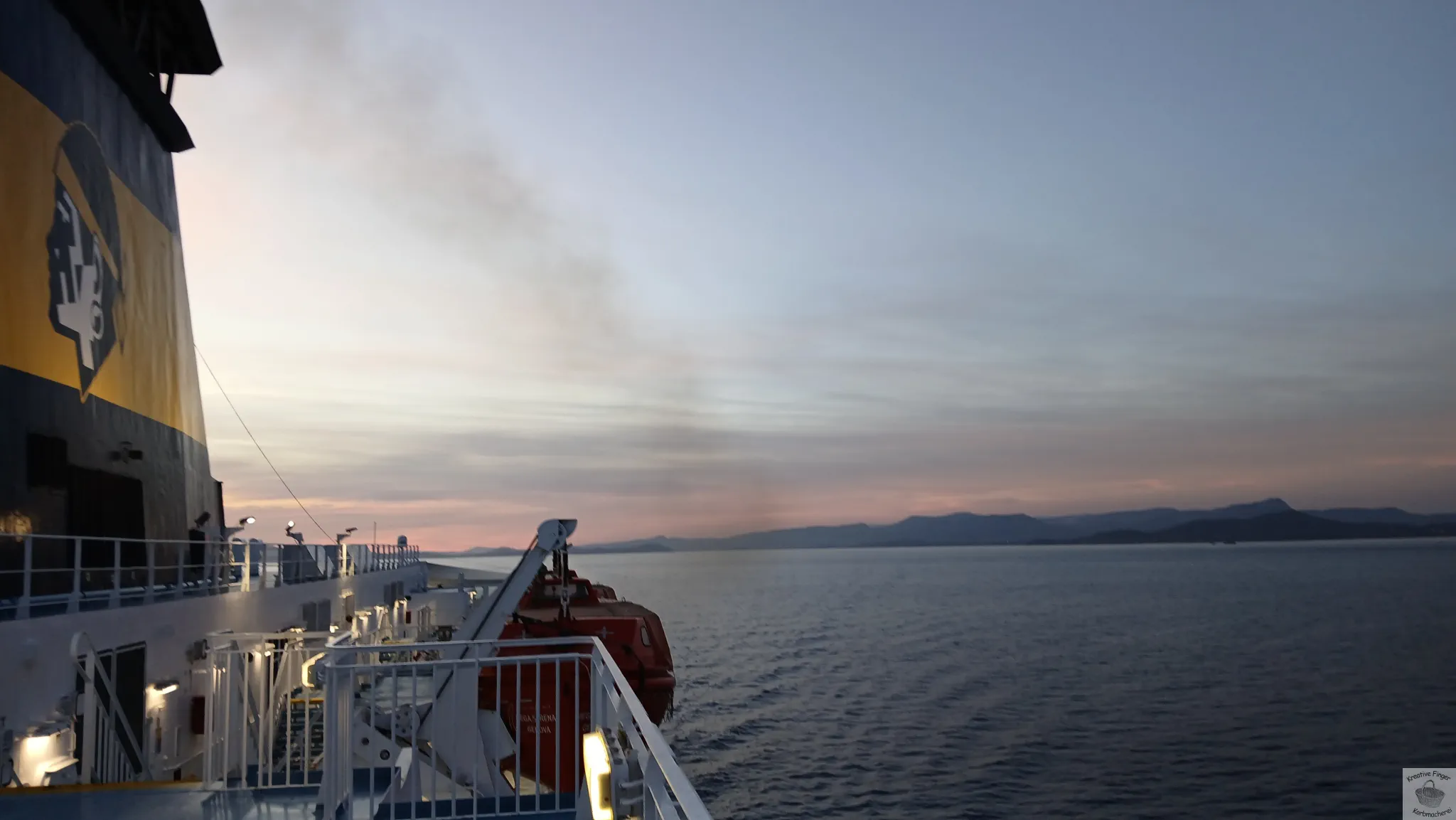 Toulon im beginnenden Abendrot von der Fähre nach Bastia gesehen