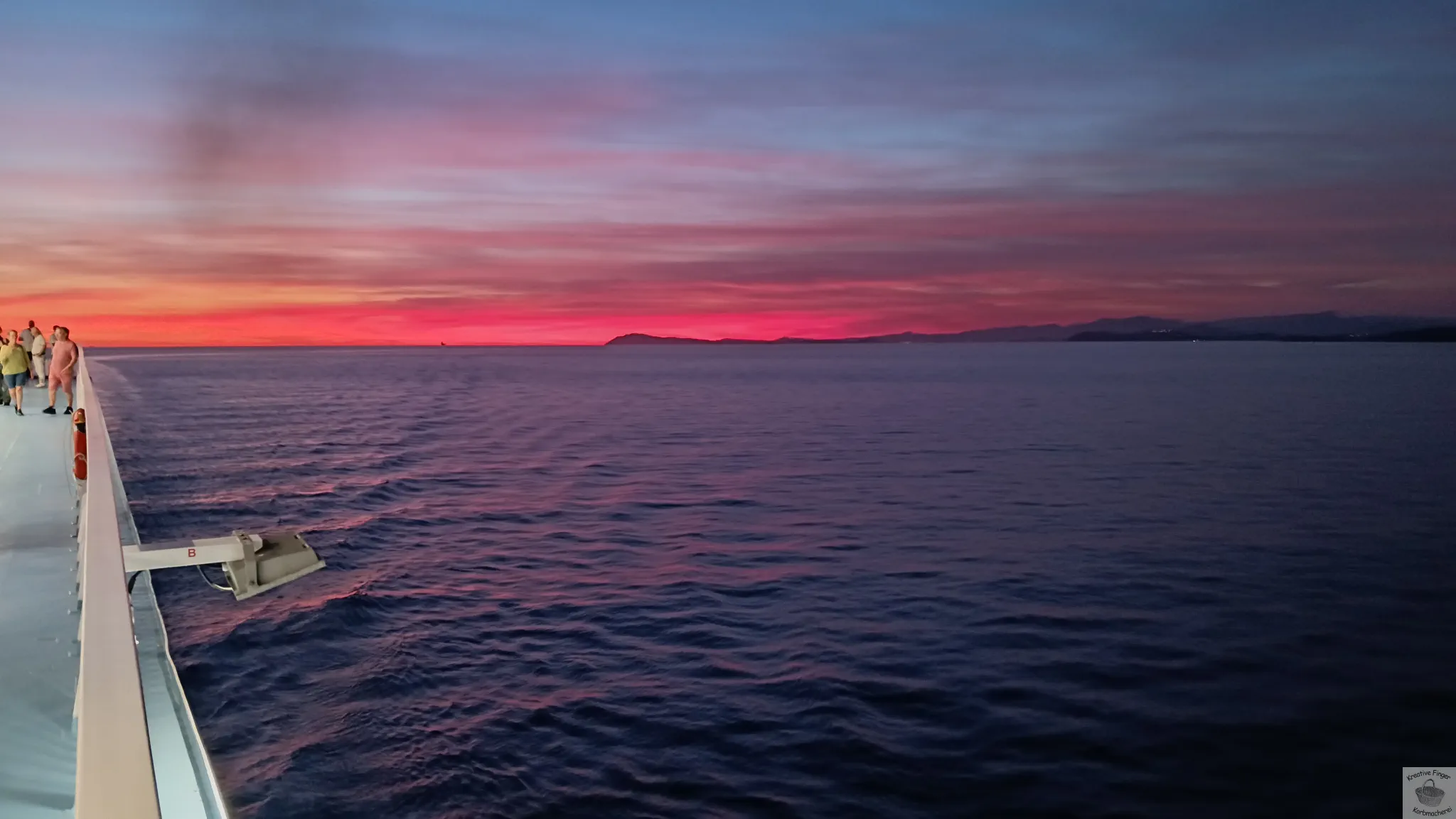 Toulon im Abendrot von der Fähre nach Bastia gesehen